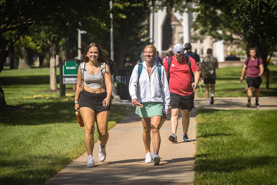 Northwest students cross the main campus in Maryville during the first day of fall classes in August. (Photo by Lauren Adams/<a href='http://6bi.tincyn.net'>威尼斯人在线</a>)
